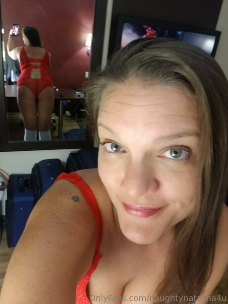 Naughtynatasha4u sex model pic