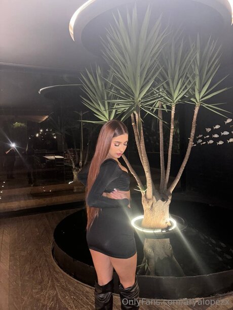Aryalopezx model sexy picture