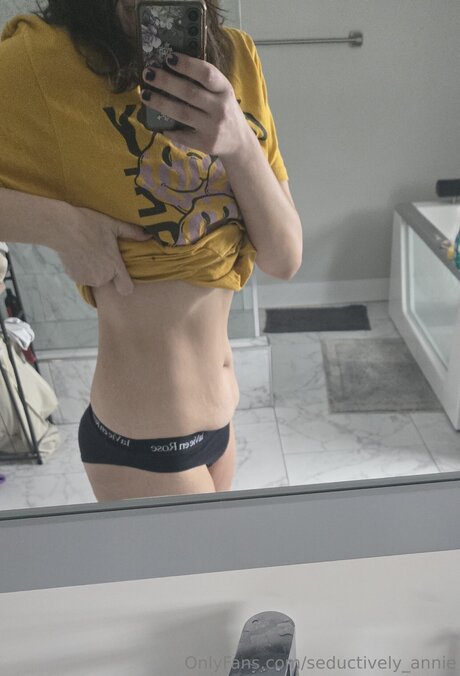 Seductively Annie pretty pornstar photo