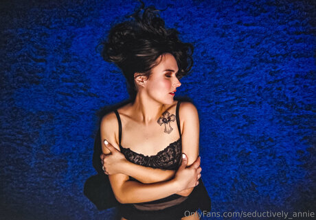 Seductively Annie erotic model pics