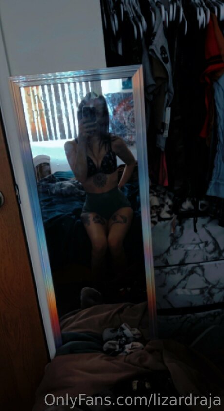 Lizardraja model naked picture