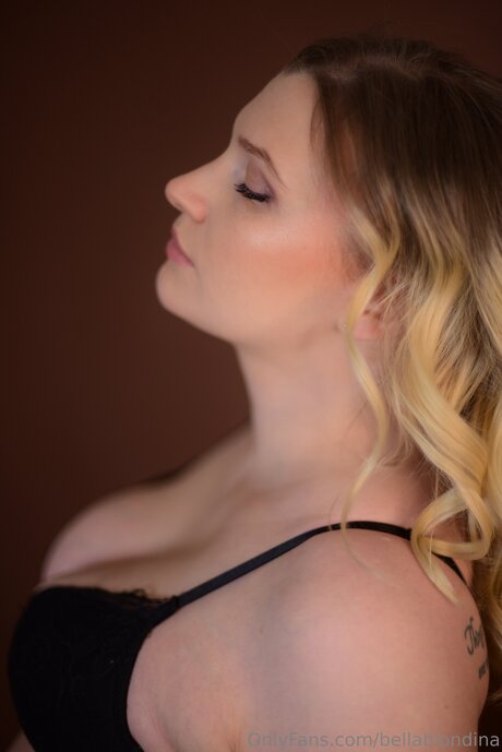 Bellablondina model sex pic