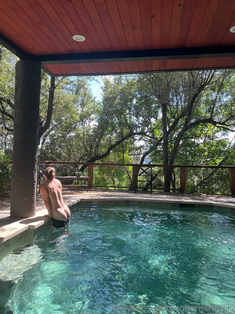 Coltonstravels model top images