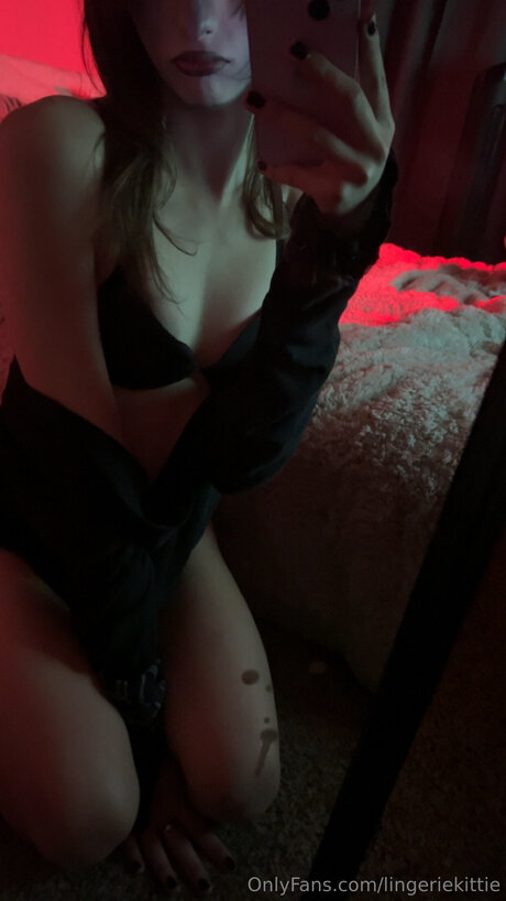 Lingeriekittie adult model image