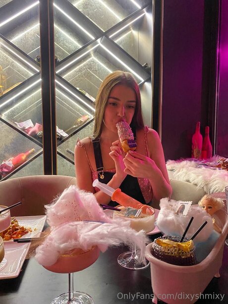 Dixyshmixy pornographic star photo