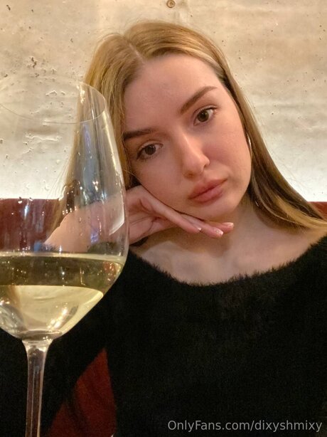 Dixyshmixy model exclusive picture