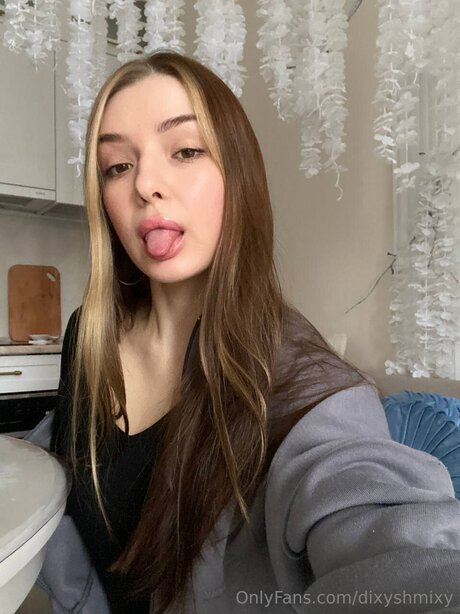 Dixyshmixy naked model gallery