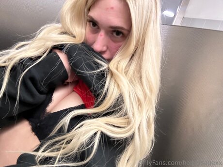 Emmbellaxo erotic star picture