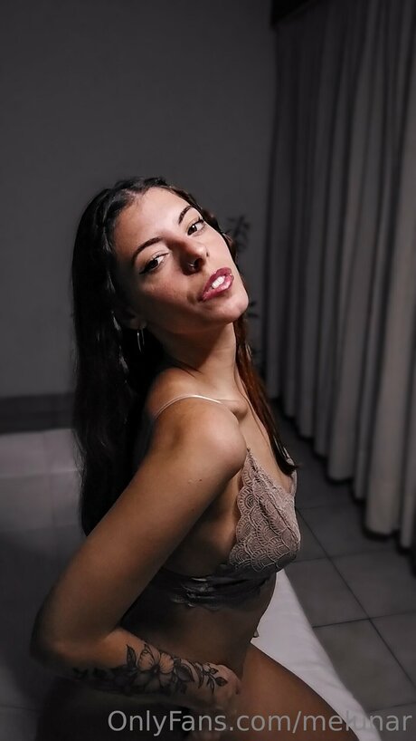 Melunar model nudes image