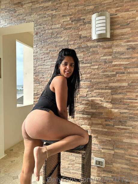 U282977670 sexy star pictures