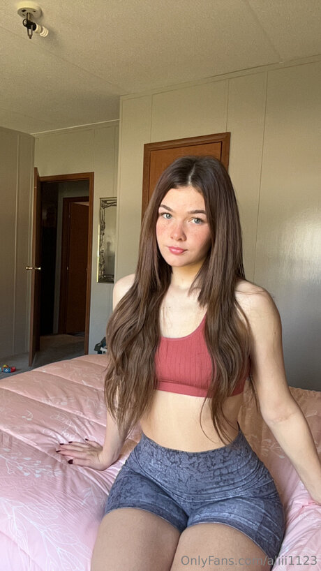 Aliii1123 xxx pornstar photo