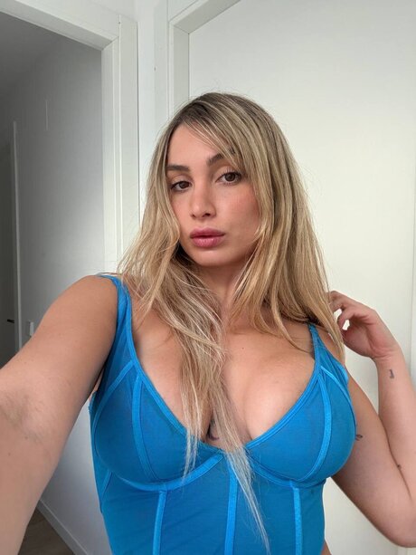 Itssschloeee naked star image