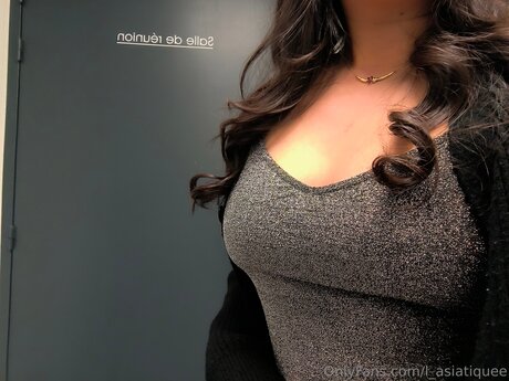 L Asiatiquee beautiful model picture