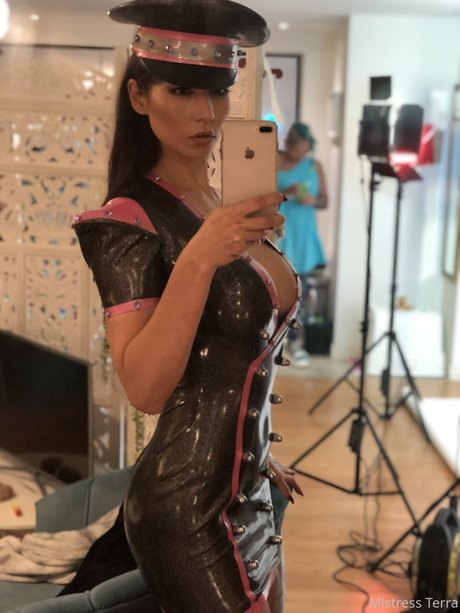 Terra Hyde model top picture