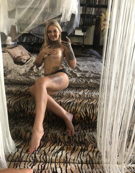 Nikky French erotic star photos