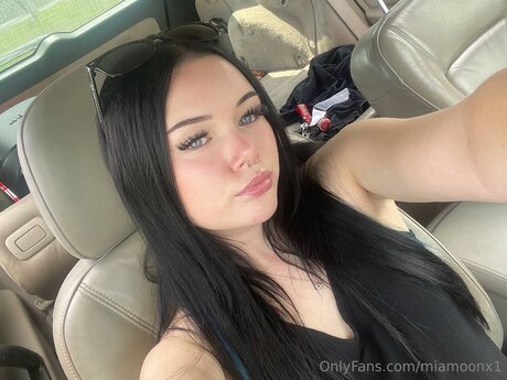Miamoonx1 model nude photos