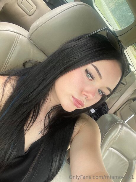 Miamoonx1 naked model gallery