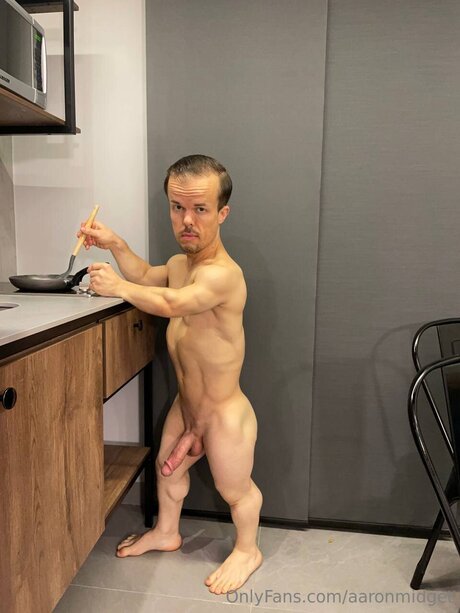 Aaronmidget nice model pic