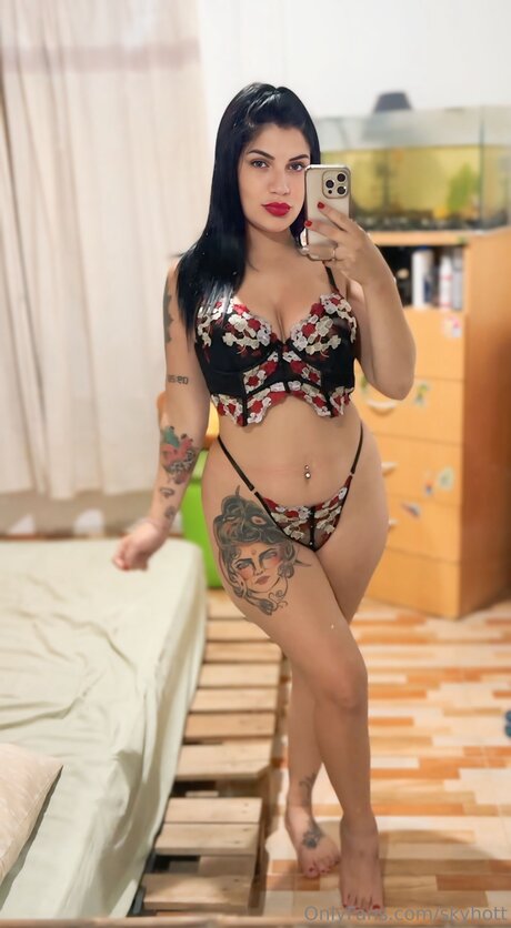 Skyhott hot star picture