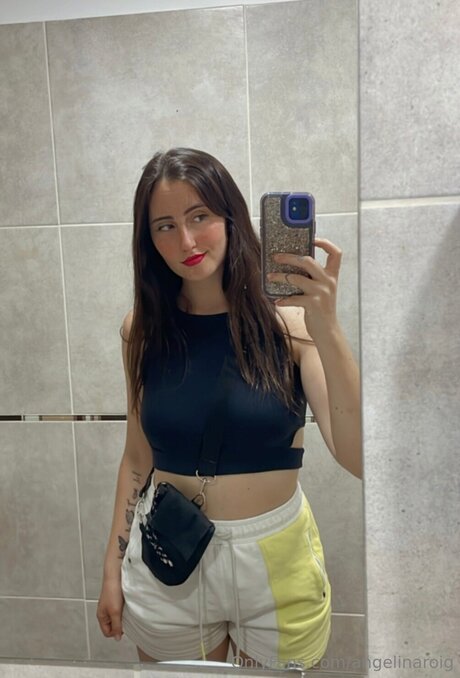 Angelinaroig model hd img