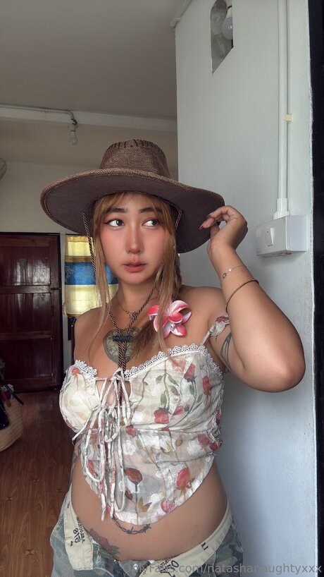 Natashanaughtyxxx model free photo