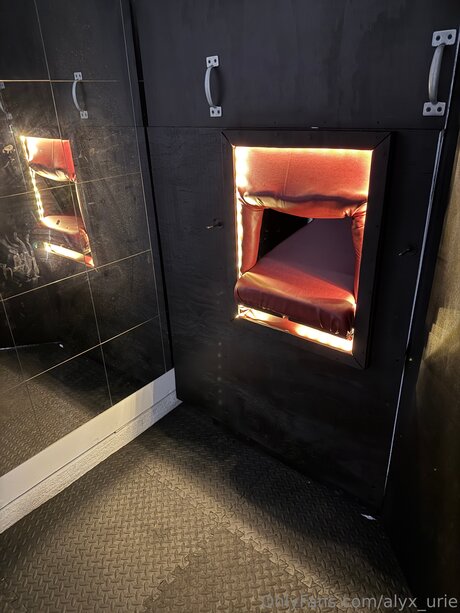 Alyx Urie hd pornstar photos