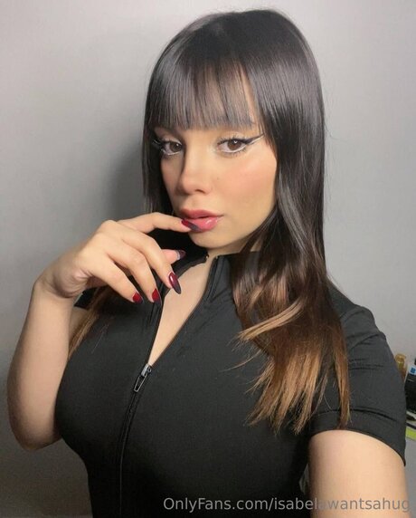 Isabelawantsahug model top image