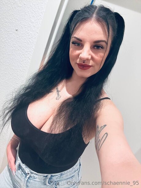 Schaennie 95 erotic actress picture