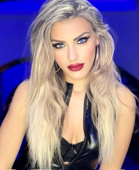 Mistress Iside perfect model gallery