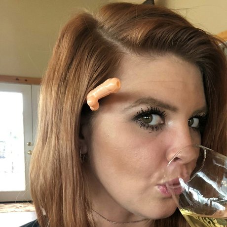 Hotredheadwife88 erotic model picture