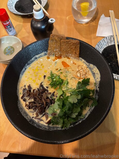 Leahwbrooke model hot pics