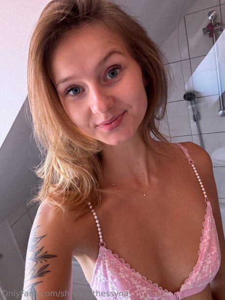 Shelley Thessyna model sexy picture