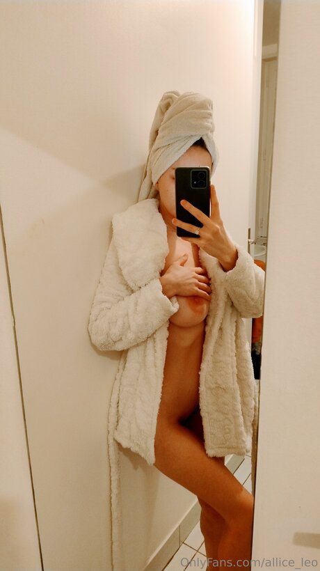 Allice Leo naked star pictures