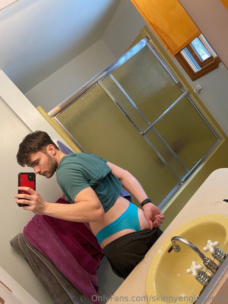 Skinnyengineervip model pic