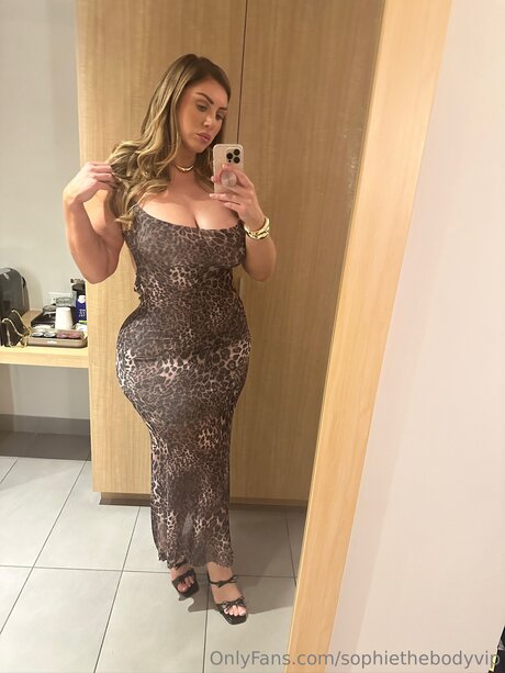 Sophiethebodyvip model naked photo