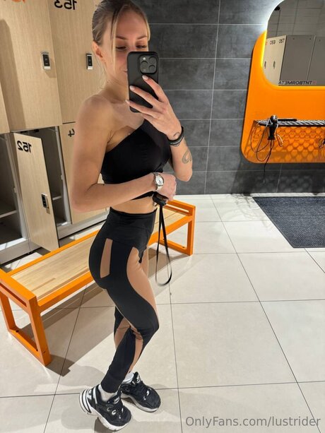 busty mom onlyfans naked photos