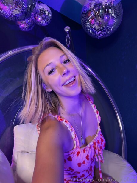 Lovelylofree naked model gallery