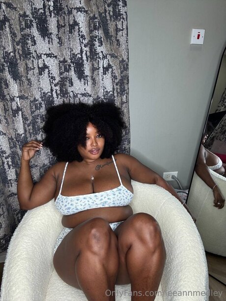 Leeannmedley erotic star photo