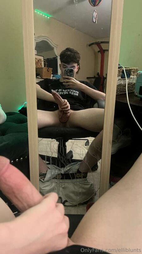 Elliblunts hd model photo