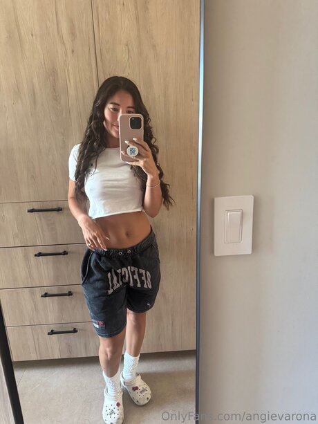 Angievarona exclusive star photo