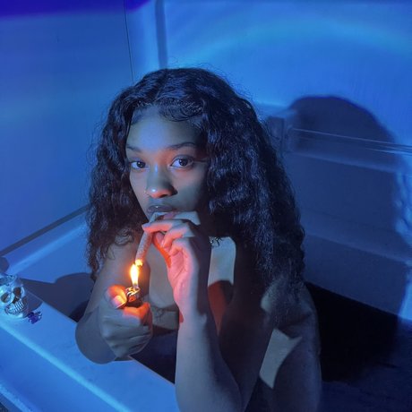 Little Me star naked pic