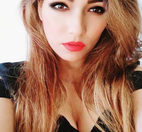 Zoya Rathore sexy model pic