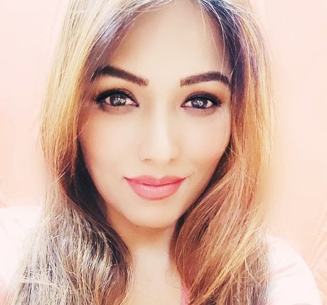 Zoya Rathore model pornographic pictures