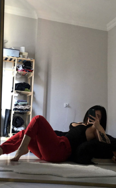 Benhaze44 pretty actress image