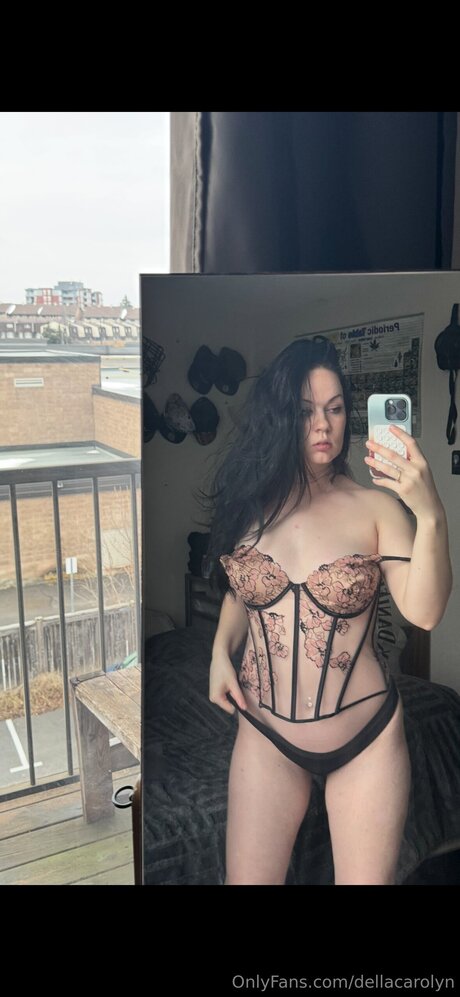 Dellacarolyn nude star pictures