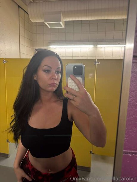 Dellacarolyn nude actress picture