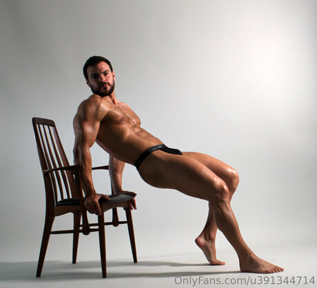 U391344714 nude model photos