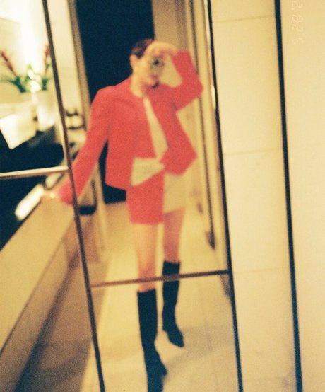 Zoey Deutch nude actress pics