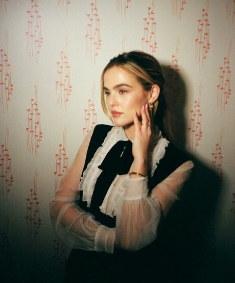 Zoey Deutch high quality actress img