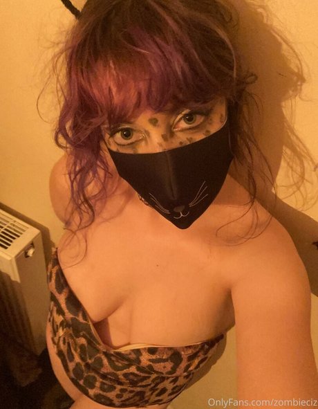 zombieciz sexy model img